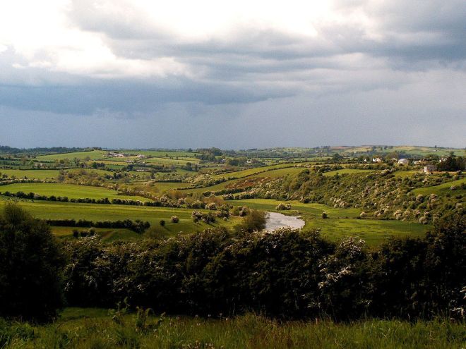 1280px-Valley_of_the_river_Boyne